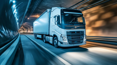 卡车驶入狭窄隧道