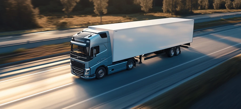 白色沃尔沃电动卡车与拖车