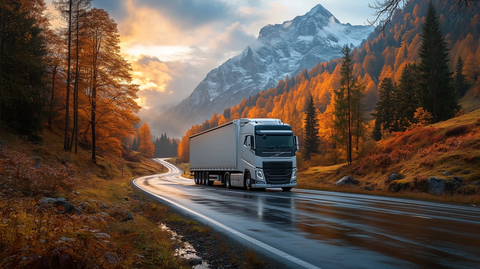 白色卡车行驶蛇形山路