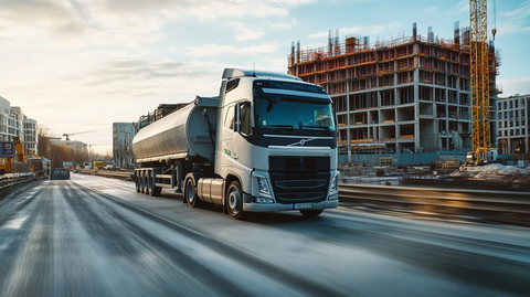 沃尔沃卡车驶过施工区域