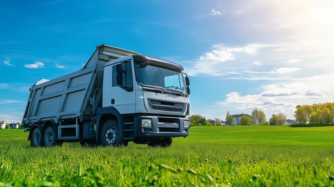 垃圾车蓝天白天草地