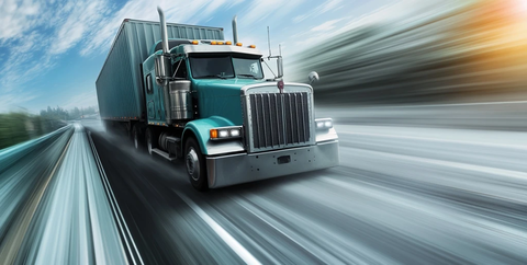 高速公路上行驶的大卡车