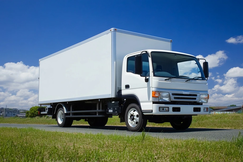 白色卡车蓝天绿地