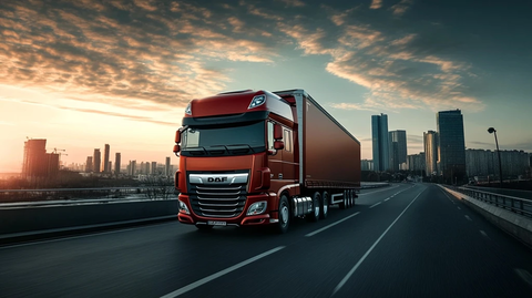 红色卡车行驶在城市道路