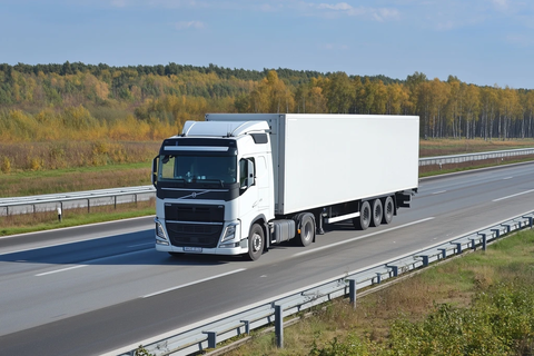 高速公路上行驶的货车