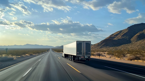 汽车运输车沙漠公路行驶