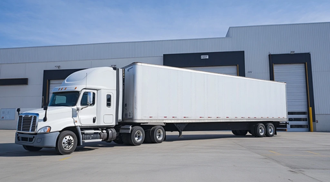 冷链公司货车停靠仓库