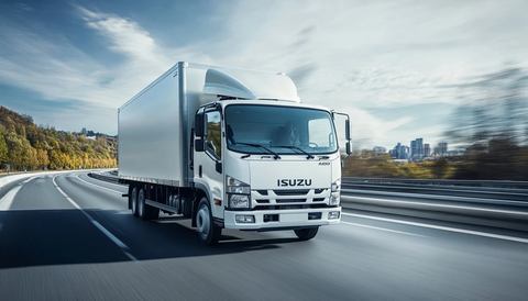 白色卡车高速公路行驶