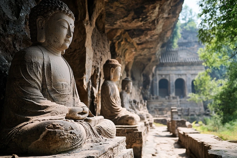 山间石佛像群的静谧景象