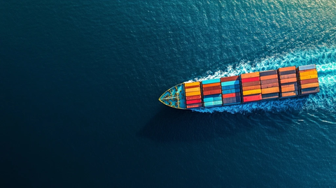 货轮海上航行俯视图