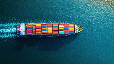 货船运载彩色集装箱航行