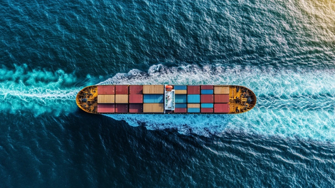 海上货运船只在繁忙航道航行