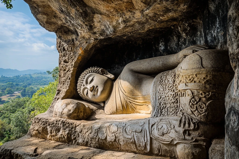 石洞内的卧佛雕像
