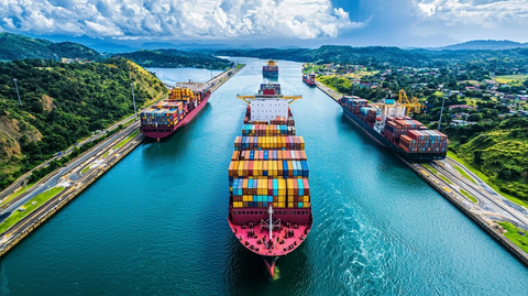 货船穿越运河通道