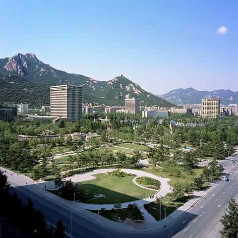 有山景的城市绿地及周边建筑鸟瞰全景