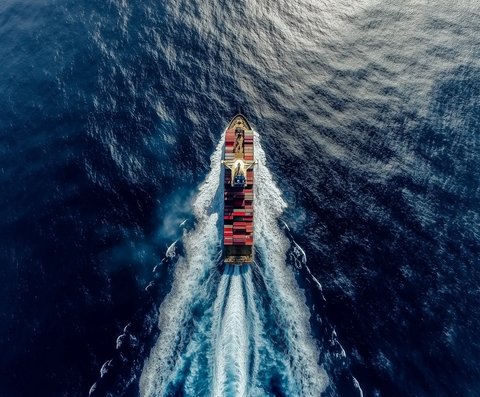 货船运载集装箱海上航行