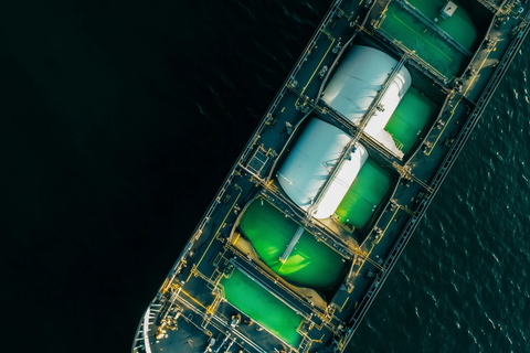 黎明货船透明罐绿色液体