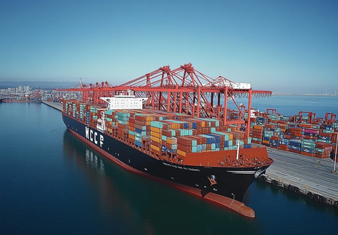 货船码头装卸集装箱