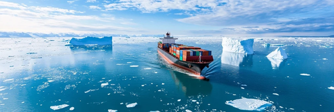 海上货船冰山间航行