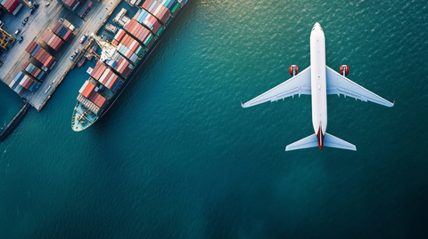 货机飞越海面与货船