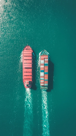 红色货船与蓝色货船交叉航行