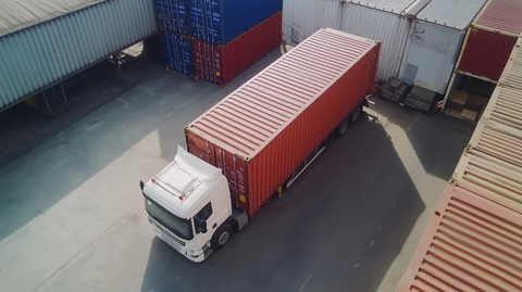 卡车拖车进入仓库