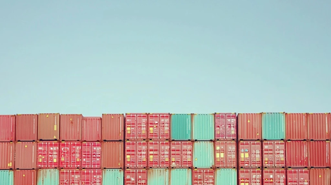 整齐堆放的集装箱