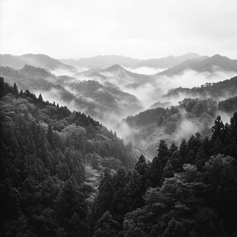 山峦起伏静谧之境