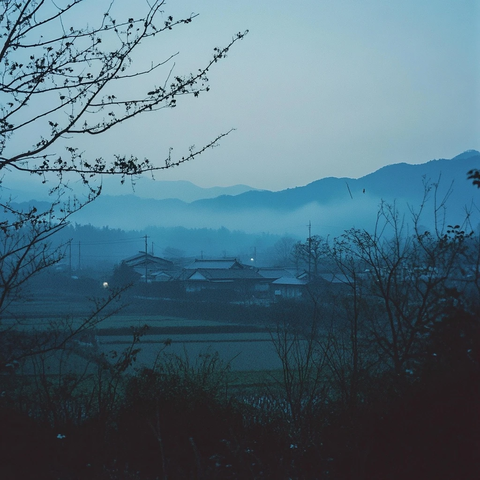 黄昏乡村田野薄雾山景