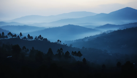 山峦早晨模糊蓝调