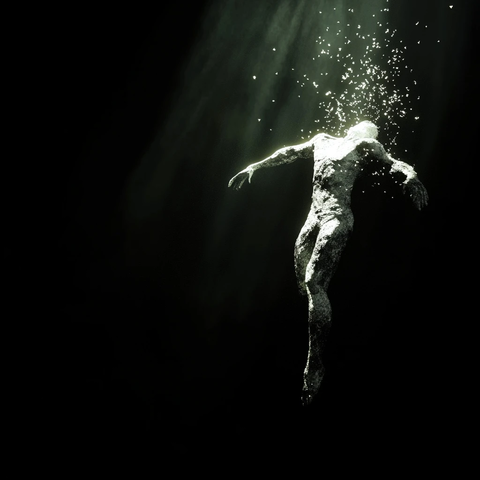 半人半机械浮空天使尘埃