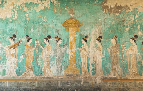 古壁画中众女子环绕金柱而立的画面