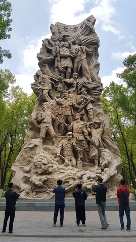 大型人物雕塑群像众人驻足观看