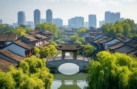 古建筑群与现代高楼相映成趣的城市景观