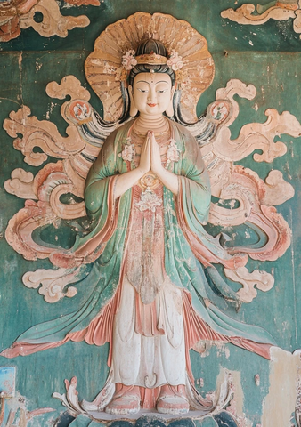 双手合十的菩萨雕像