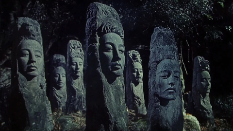 户外树林中的一组人脸石雕特写