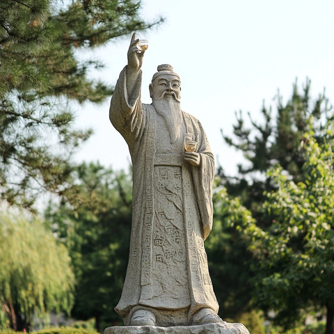 户外古装老者雕像举手姿势特写