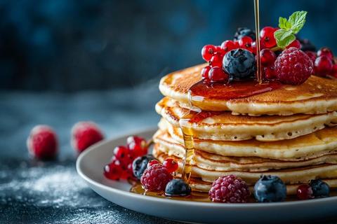 松软煎饼配浆果糖浆