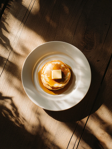 瓷盘上的煎饼与枫糖