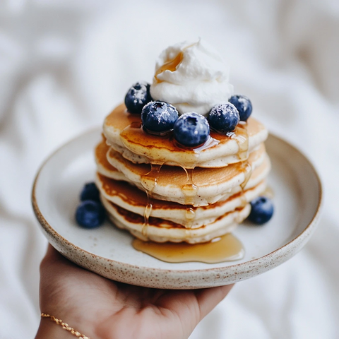 手捧蓝莓蛋白饼与奶油
