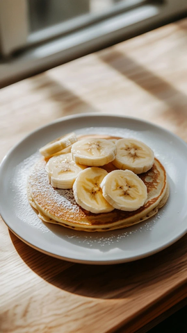 香蕉煎饼白盘俯拍