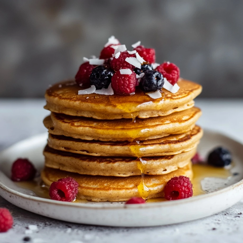 椰子面粉煎饼配蜂蜜和浆果