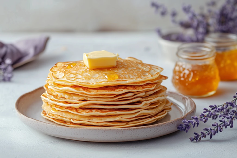 俄罗斯薄饼配黄油蜂蜜