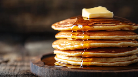 松软煎饼配黄油糖浆