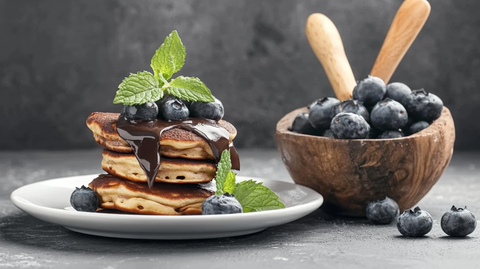 巧克力松饼蓝莓装饰木碗莓果