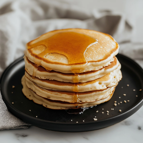 黑盘上香甜枫糖松饼