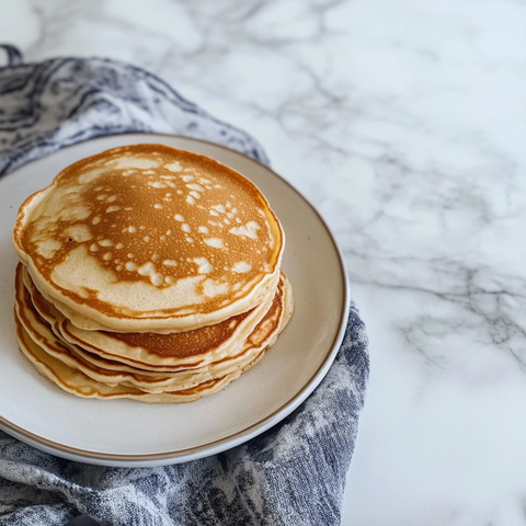 香草薄饼堆叠在白色盘子上