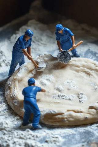 巨型面团上的小工人