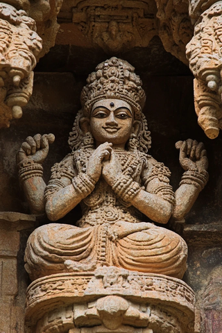 古老石雕神像展现神秘宗教艺术魅力