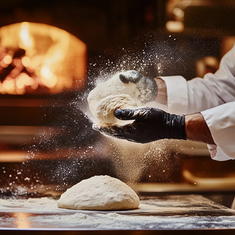 厨师手抛面团与面粉云雾